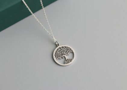 Sølv halskæder og guld halskæder – Tidløse smykker til alle anledninger